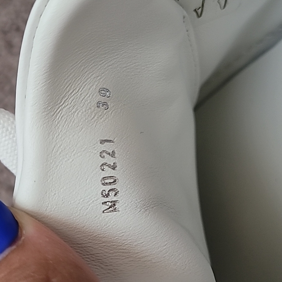 Louis Vuitton Sneakers - Picture 9 of 9